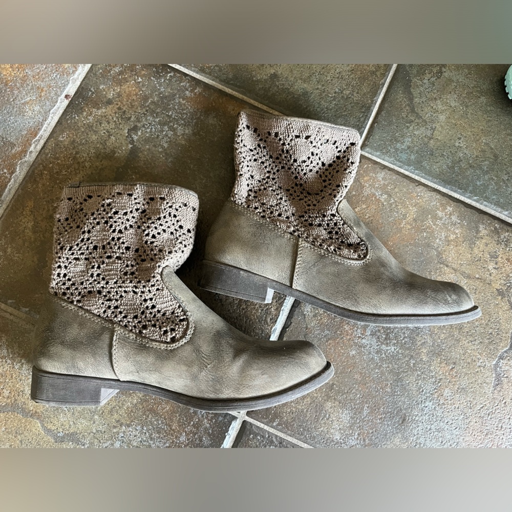 🌿 Sage Gray Crochet top Ankle Boots Western Coastal Cottagecore Size 7.5